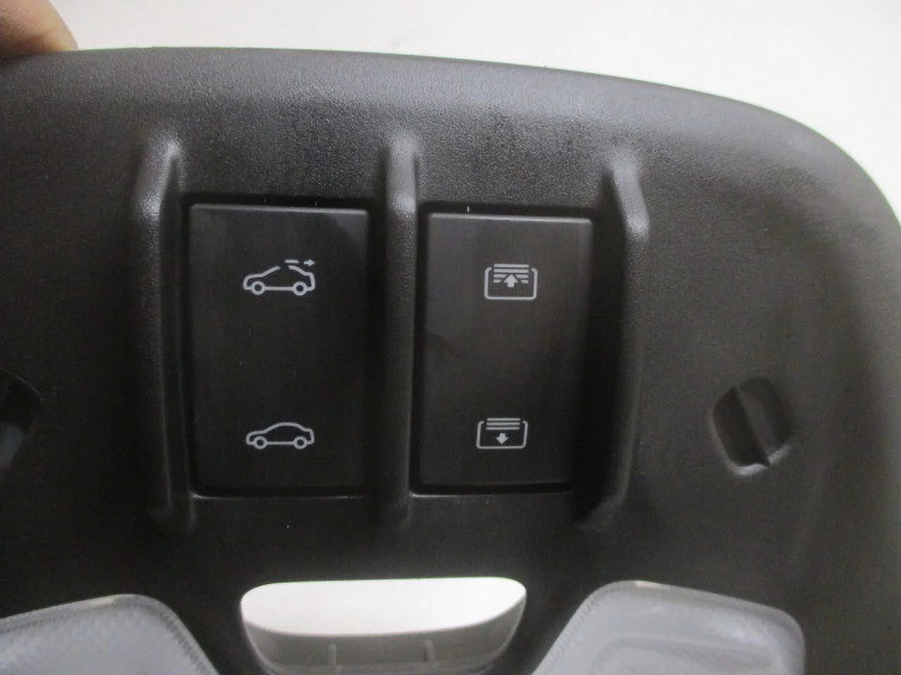 Pre-owned 21 22 chevrolet trailblazer overhead roof console w/onstar & sunroof oem lkq (good)