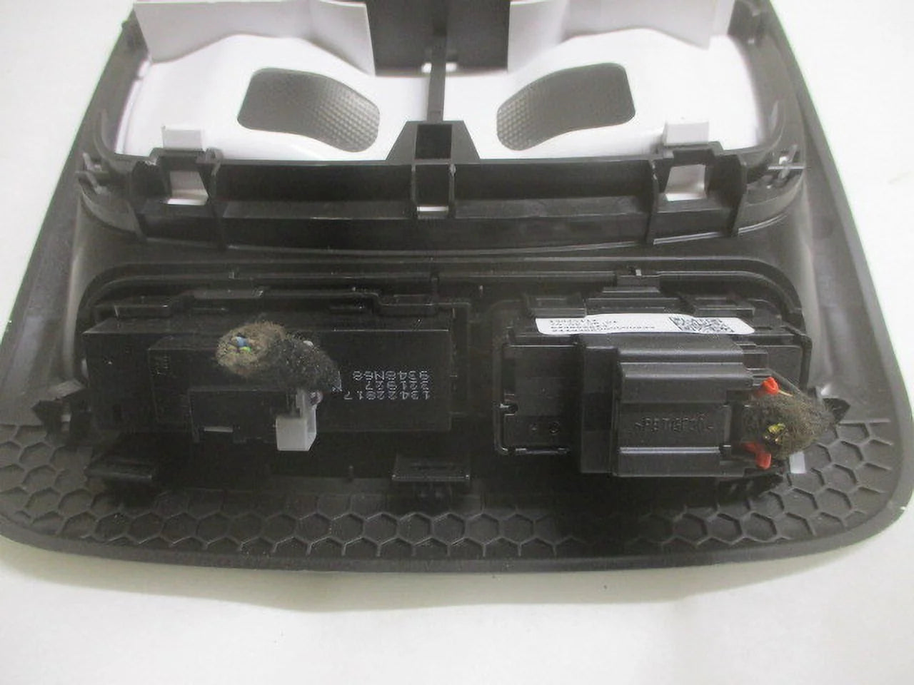 Pre-owned 21 22 chevrolet trailblazer overhead roof console w/onstar & sunroof oem lkq (good)