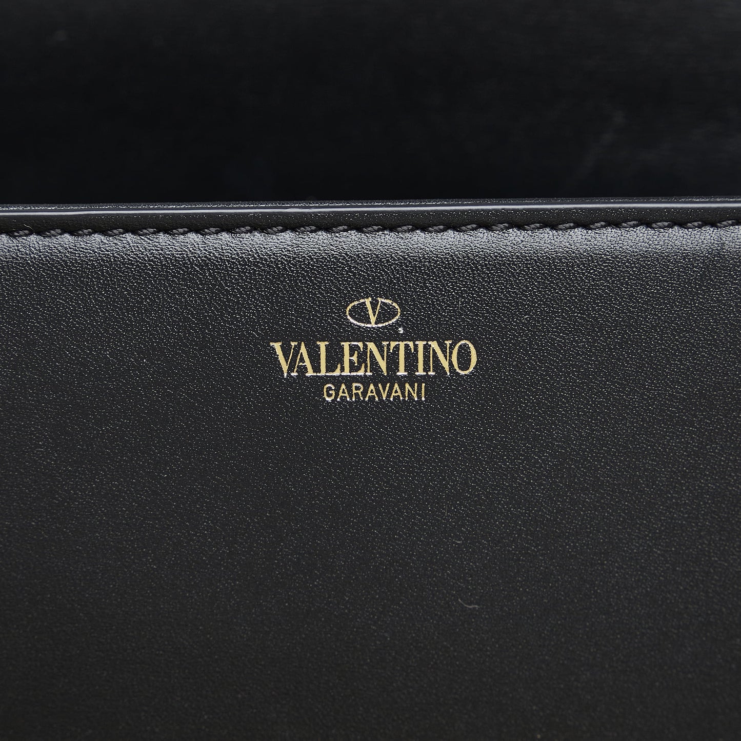 Pre-owned authenticated valentino vlogo chain shoulder bag calf leather black unisex (good)